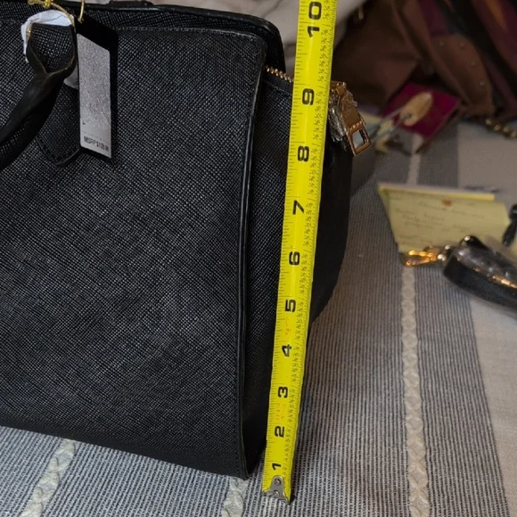 Bebe Black Star-Patterned Tote Bag - Picture 9 of 10